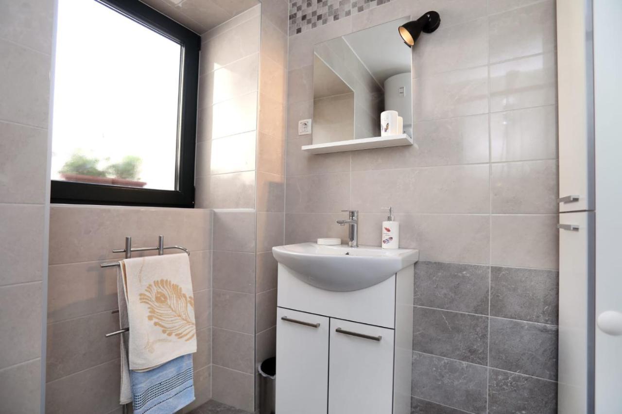 Studio Apartman Mihaella Kastela Exterior photo